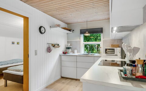Fergie - 400M from the Sea: Cucina, Pavimentazione, Interior Design, Controsoffitto, Elettrodomestico Da Cucina, Legna, Soffitto, Pavimento, Mobilia, Apparecchio Major