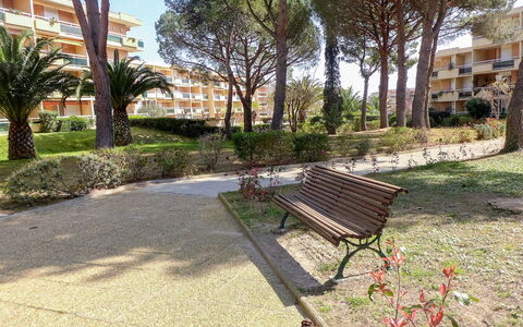 Bormes-Les-Mimosas 200: Appartamento, Condominio, Giardino, Shade, Passerella, Landscaping, Prato, Cortile, Panchina