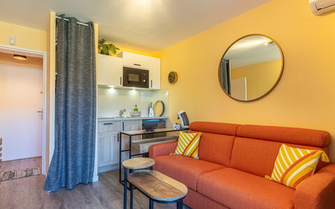 Bormes-Les-Mimosas 200: Mobilia, Proprietà, Specchio, Divano, Costruzione, Azzurro, Tavolo, Comfort, Interior Design, Legna