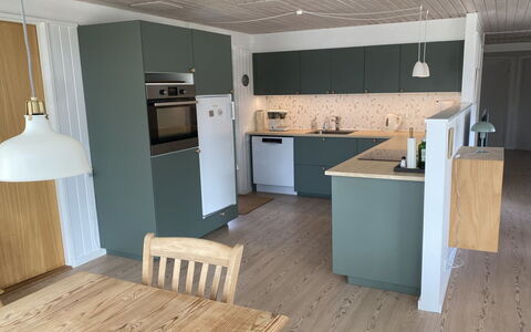 Chrissie - 150M from the Sea: Pavimentazione, Legna, Mobilia, Pavimento, Controsoffitto, Cabinetry, Cucina, Pavimento In Legno, Color Legno, Apparecchio Major
