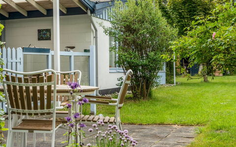 Lenard - 400M from the Sea: Giardino, Arbusto, Casa, Casa, Villetta, Shade, Prato, Backyard, Portico