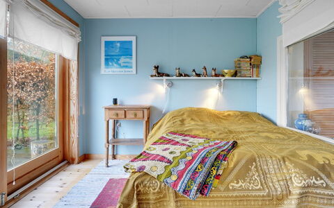Lenard - 400M from the Sea: Mobilia, Interior Design, Letto, Camera Da Letto, Bedding, Lenzuolo, Parete, Pavimento, Legna, Pavimentazione