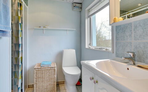 Lenard - 400M from the Sea: Idraulico Fixture, Bagno, Pavimentazione, Interior Design, Pavimento, Lavandino Del Bagno, Lavello, Gabinetto, Rubinetto, Mobiletto Del Bagno