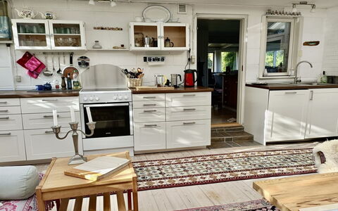 Lenard - 400M from the Sea: Mobilia, Cucina, Pavimentazione, Interior Design, Cabinetry, Elettrodomestico Da Cucina, Controsoffitto, Pavimento, Legna, Apparecchio Major