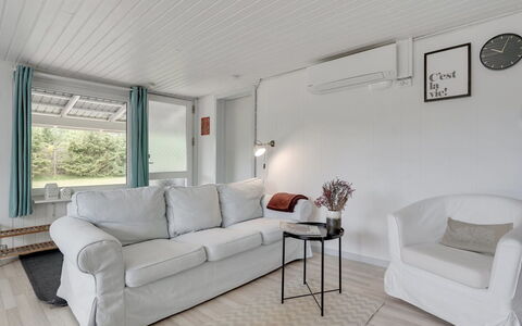 Landolf - 250M from the Sea: Tetto, Casa, Casa, Villetta, Raccordo, Estate, Driveway, Edifici Giardino, Cortile, Capannone