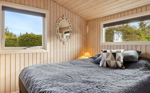 Sissa - 1.5Km from the Sea: Camera Da Letto, Legna, Letto, Interior Design, Lenzuolo, Bedding, Soffitto, Illuminazione, Pavimento, Telaio Del Letto