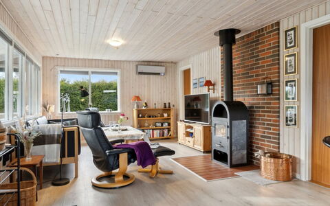 Sissa - 1.5Km from the Sea: Interior Design, Pavimentazione, Mobilia, Legna, Pavimento, Soffitto, Soggiorno, Camera, Pavimento In Legno, Divano
