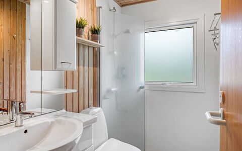 Farthin - 800M from the Sea: Interior Design, Pavimentazione, Parete, Idraulico Fixture, Legna, Lavello, Pavimento, Soffitto, Lavandino Del Bagno, Bagno