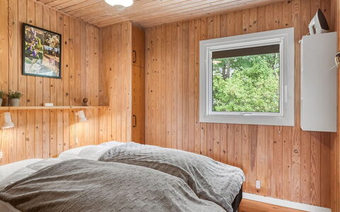 Farthin - 800M from the Sea: Camera Da Letto, Legna, Letto, Interior Design, Lenzuolo, Bedding, Soffitto, Pavimentazione, Pavimento, Casa