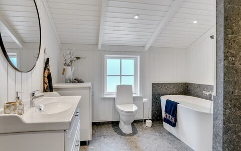 Fido - 300M from the Sea: Idraulico Fixture, Pavimentazione, Interior Design, Pavimento, Soffitto, Bagno, Rubinetto, Idraulico, Lavello, Mobiletto Del Bagno