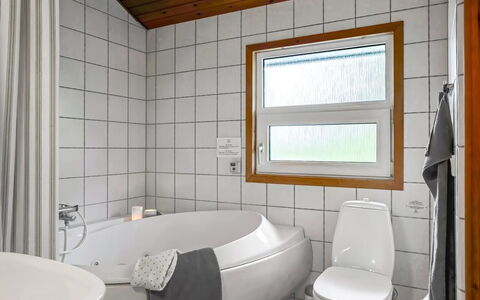 Jaakob - 4Km from the Sea: Idraulico Fixture, Interior Design, Pavimentazione, Bagno, Soffitto, Pavimento, Idraulico, Rubinetto, Camera, Lavello