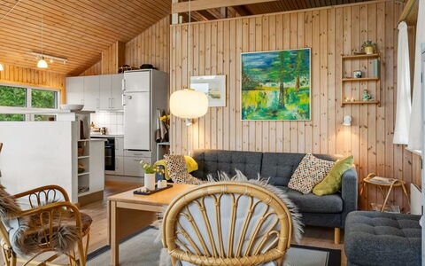 Jaakob - 4Km from the Sea: Legna, Mobilia, Interior Design, Soffitto, Casa, Pavimentazione, Pavimento, Soggiorno, Sedia, Color Legno