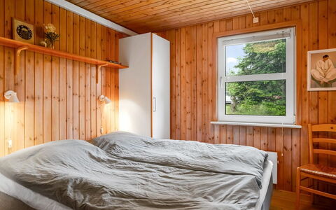 Jaakob - 4Km from the Sea: Camera Da Letto, Parete, Letto, Legna, Interior Design, Pavimentazione, Lenzuolo, Pavimento, Bedding, Mobilia