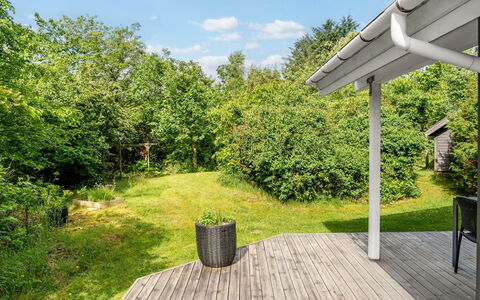 Jaakob - 4Km from the Sea: Verde, Arbusto, Lotto, Giardino, Groundcover, Shade, Villetta, Backyard, Landscaping, Deck
