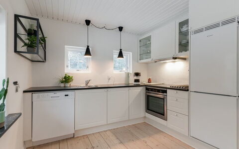 Rigitte - 1.5Km from the Sea: Cucina, Pavimentazione, Interior Design, Controsoffitto, Legna, Elettrodomestico Da Cucina, Soffitto, Lampada, Pavimento, Apparecchio Major