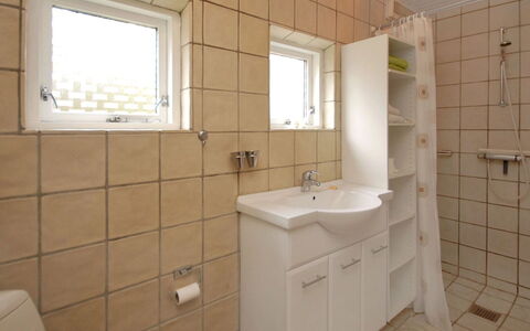 Rigitte - 1.5Km from the Sea: Lavandino Del Bagno, Bagno, Idraulico Fixture, Pavimentazione, Parete, Lavello, Pavimento, Interior Design, Rubinetto, Idraulico