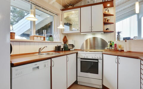 Lennja - 300M from the Sea: Cucina, Controsoffitto, Elettrodomestico Da Cucina, Interior Design, Pavimentazione, Legna, Cabinetry, Soffitto, Apparecchio Major, Lampada