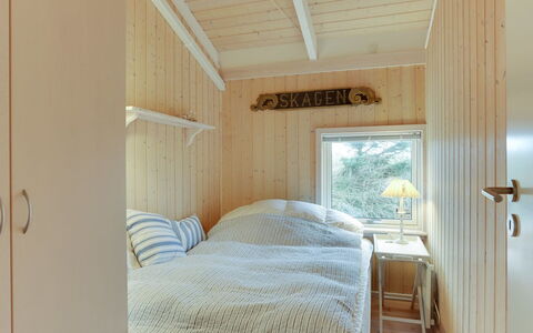 Lennja - 300M from the Sea: Camera Da Letto, Letto, Parete, Interior Design, Legna, Pavimentazione, Pavimento, Soffitto, Lenzuolo, Bedding