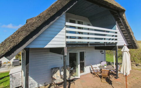 Emiline - 250M from the Sea: Legna, Casa, Portico, Deck, Latifoglie, Tetto, Color Legno, Pavimento In Legno, Eco Hotel