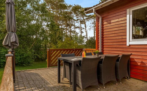 Yanne - 400M from the Sea: Tetto, Casa, Casa, Villetta, Porta, Raccordo, Deck, Portico, Plank, Latifoglie