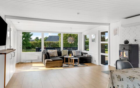 Edel - 650M from the Sea: Pavimentazione, Pavimento, Pavimento In Legno, Interior Design, Mobilia, Legna, Soffitto, Divano, Pavimento Laminato, Soggiorno