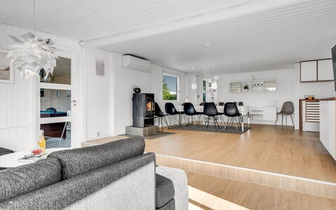 Edel - 650M from the Sea: Pavimentazione, Interior Design, Pavimento, Divano, Soffitto, Legna, Soggiorno, Mobilia, Pavimento In Legno, Casa