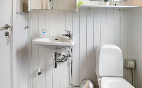 Edel - 650M from the Sea: Idraulico Fixture, Parete, Bagno, Lavandino Del Bagno, Lavello, Interior Design, Pavimentazione, Rubinetto, Pavimento, Idraulico