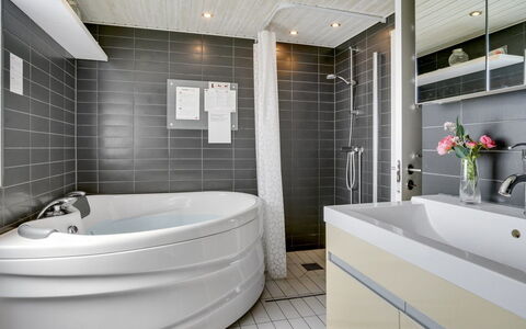 Edel - 650M from the Sea: Pavimentazione, Idraulico Fixture, Interior Design, Bagno, Pavimento, Lavello, Lavandino Del Bagno, Rubinetto, Idraulico, Mobiletto Del Bagno