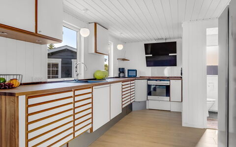 Edel - 650M from the Sea: Legna, Pavimentazione, Interior Design, Pavimento, Cucina, Controsoffitto, Soffitto, Pavimento In Legno, Cabinetry, Camera
