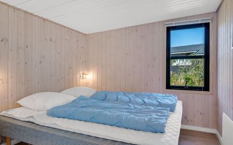 Edel - 650M from the Sea: Camera Da Letto, Letto, Legna, Lenzuolo, Interior Design, Pavimento, Bedding, Pavimentazione, Soffitto, Telaio Del Letto