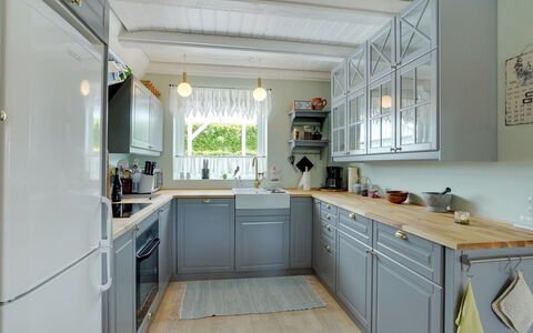 Tamer - 500M to the Fjord: Cucina, Controsoffitto, Elettrodomestico Da Cucina, Interior Design, Cabinetry, Pavimentazione, Legna, Mobilia, Apparecchio Major, Soffitto