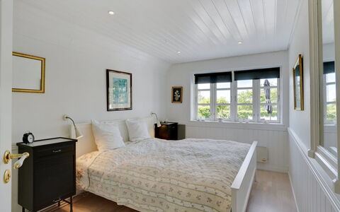 Tamer - 500M to the Fjord: Letto, Interior Design, Camera Da Letto, Pavimentazione, Soffitto, Legna, Mobilia, Pavimento, Bedding, Lenzuolo