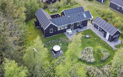 Eireen - 600M to the Fjord: Zona Residenziale, Tetto, Sobborgo, Driveway, Estate, Camino