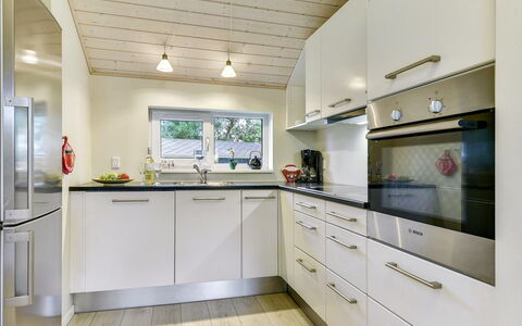 Anethe - 100M to the Fjord: Cucina, Legna, Soffitto, Controsoffitto, Interior Design, Pavimentazione, Apparecchio Major, Elettrodomestico Da Cucina, Cabinetry, Illuminazione