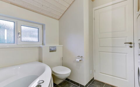 Anethe - 100M to the Fjord: Idraulico Fixture, Pavimentazione, Legna, Bagno, Interior Design, Pavimento, Soffitto, Idraulico, Rubinetto, Casa