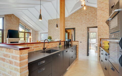 Andri - 600M to the Fjord: Cucina, Interior Design, Mobilia, Pavimentazione, Controsoffitto, Legna, Soffitto, Cabinetry, Lampada, Pavimento