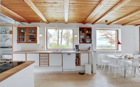 Nella - 1.2Km from the Sea: Cucina, Pavimentazione, Interior Design, Legna, Soffitto, Controsoffitto, Pavimento, Mobilia, Lampada, Camera