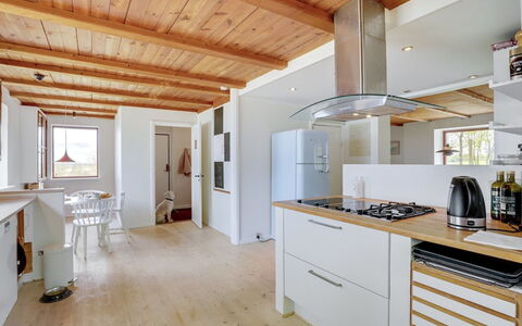 Nella - 1.2Km from the Sea: Pavimentazione, Mobilia, Interior Design, Cucina, Legna, Controsoffitto, Pavimento, Soffitto, Pavimento In Legno, Cabinetry