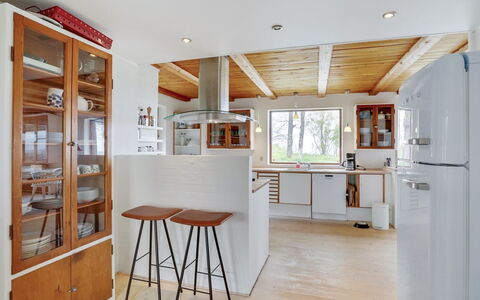 Nella - 1.2Km from the Sea: Mobilia, Interior Design, Pavimentazione, Cucina, Pavimento, Cabinetry, Legna, Controsoffitto, Elettrodomestico Da Cucina, Soffitto