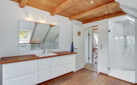 Nella - 1.2Km from the Sea: Pavimentazione, Interior Design, Legna, Pavimento, Soffitto, Pavimento In Legno, Idraulico Fixture, Lampada, Casa, Controsoffitto