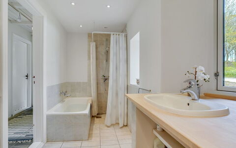 Nella - 1.2Km from the Sea: Bagno, Pavimentazione, Pavimento, Idraulico Fixture, Parete, Interior Design, Vasca Da Bagno, Rubinetto, Soffitto, Lavello