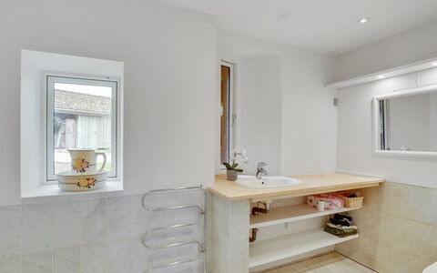 Nella - 1.2Km from the Sea: Parete, Pavimentazione, Interior Design, Idraulico Fixture, Pavimento, Bagno, Soffitto, Casa, Rubinetto, Idraulico