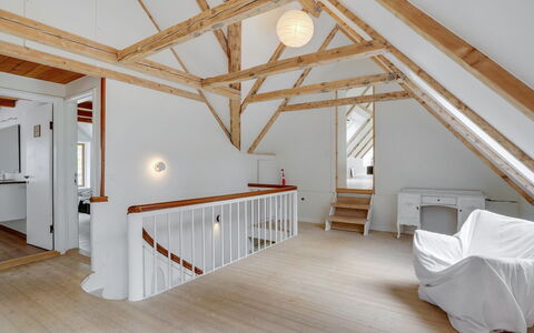 Nella - 1.2Km from the Sea: Pavimentazione, Legna, Soffitto, Pavimento In Legno, Pavimento, Interior Design, Casa, Latifoglie, Porta, Pavimento Laminato
