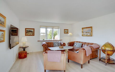 Bitta - 500M from the Sea: Mobilia, Interior Design, Sedia, Pavimentazione, Tavolo, Ricorrere, Pavimento, Soffitto, Camera, Eco Hotel