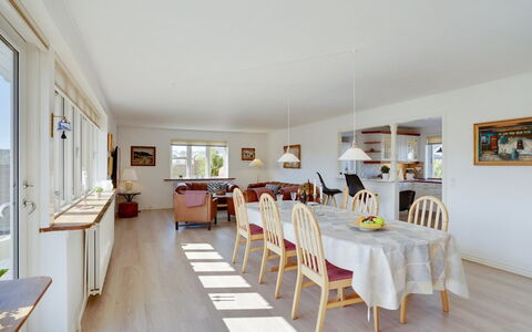 Bitta - 500M from the Sea: Mobilia, Interior Design, Sedia, Pavimentazione, Tavolo, Ricorrere, Pavimento, Soffitto, Camera, Eco Hotel
