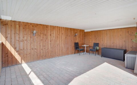 Bitta - 500M from the Sea: Mobilia, Interior Design, Sedia, Pavimentazione, Tavolo, Ricorrere, Pavimento, Soffitto, Camera, Eco Hotel