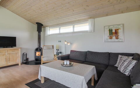 Adelbert - 400M from the Sea: Pavimentazione, Parete, Pavimento, Interior Design, Legna, Soffitto, Pavimento In Legno, Illuminazione, Mobilia, Pavimento Laminato
