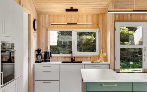 Ellen - 289M from the Sea: Elettrodomestico Da Cucina, Cucina, Controsoffitto, Mobilia, Apparecchio Major, Interior Design, Pavimentazione, Cabinetry, Legna, Frigorifero