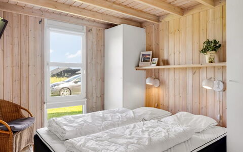 Ellen - 289M from the Sea: Legna, Camera Da Letto, Letto, Interior Design, Mobilia, Pavimento, Telaio Del Letto, Bedding, Lenzuolo, Soffitto