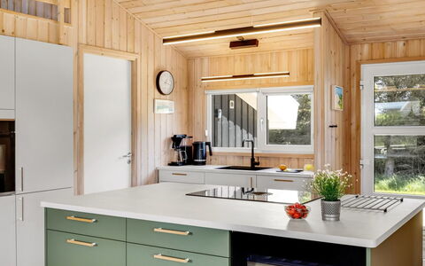 Ellen - 289M from the Sea: Elettrodomestico Da Cucina, Cucina, Controsoffitto, Interior Design, Apparecchio Major, Legna, Mobilia, Pavimentazione, Cabinetry, Elettrodomestico